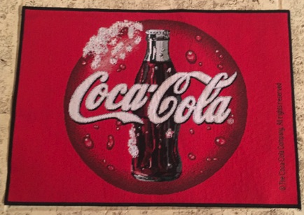 P7113-3 € 5,00 coca cola placemat stof afb..jpeg